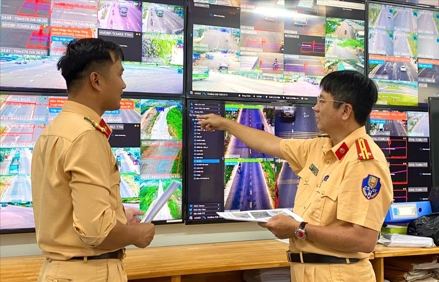 Cán bộ Phòng Cảnh sát giao thông (Công an tỉnh Gia Lai) trích xuất dữ liệu để đối chiếu thông tin phương tiện vi phạm bị phạt nguội. Ảnh: N.C 2-1161.jpg