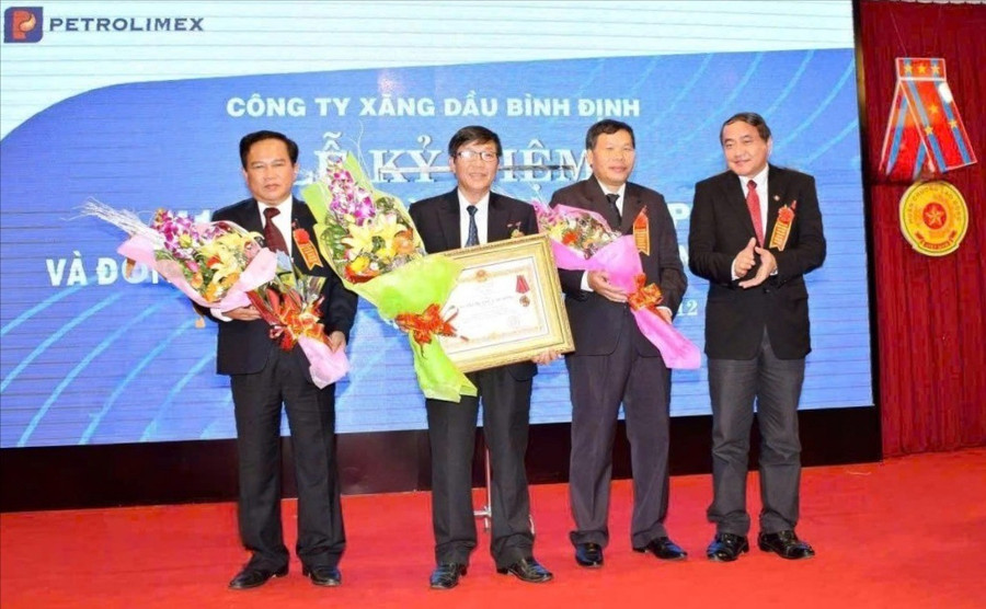 Компанія Petrolimex Gia Lai One Member Co., Ltd. отримала Медаль праці першого класу. Фото: DVCC cong-ty-don-nhan-huan-chuong-4625.jpg