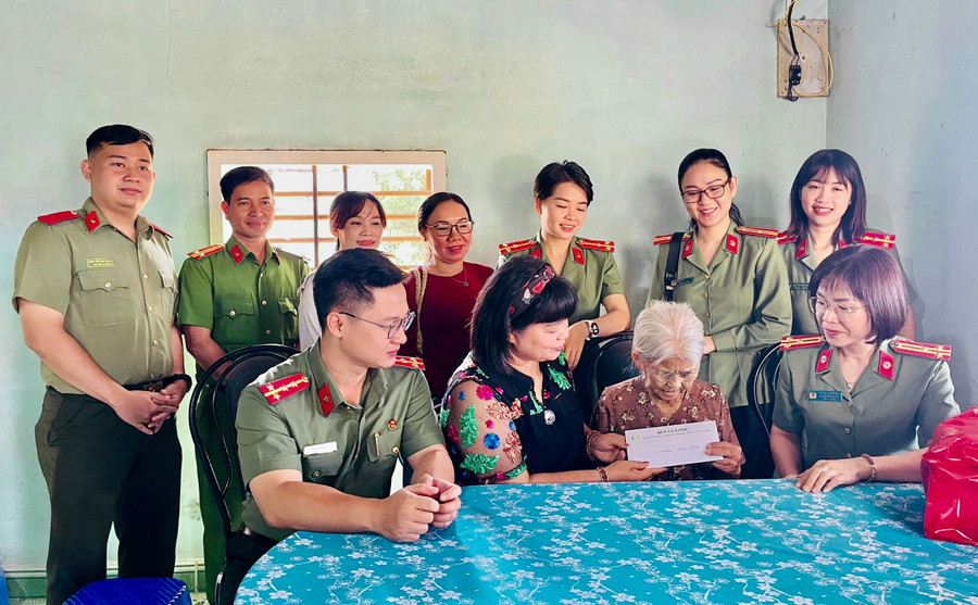 Đại diện Ban thanh niên và các nhóm thiện nguyện trao tiền phụng dưỡng cho Mẹ Việt Nam Anh hùng Phan Thị Hưng. Ảnh: Nhĩ Khang img-7013.jpg