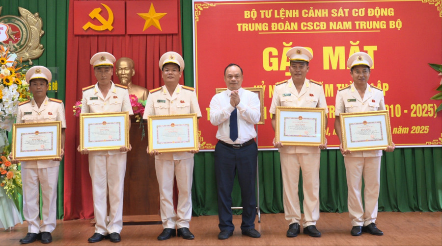 Phó Chủ tịch UBND tỉnh Gia Lai Dương Mah Tiệp (thứ 3 từ phải sang) trao Bằng khen của Chủ tịch UBND tỉnh cho các tập thể, cá nhân thuộc Trung đoàn CSCĐ Nam Trung Bộ. Ảnh: Quốc Hùng dong-chi-duong-mah-tiep-pho-chu-tich-ubnd-tinh-trao-bang-khen-cua-chu-tich-ubnd-tinh-cho-cac-tap-the-ca-nhan-thuoc-trung-doan-cscd-nam-trung-bo-4447-8076.jpg