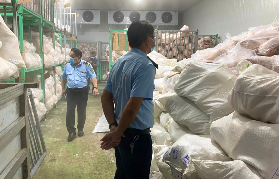 Lực lượng chức năng kiểm tra kho đông lạnh. Ảnh: Nguyễn Chơn 2-9856.jpg