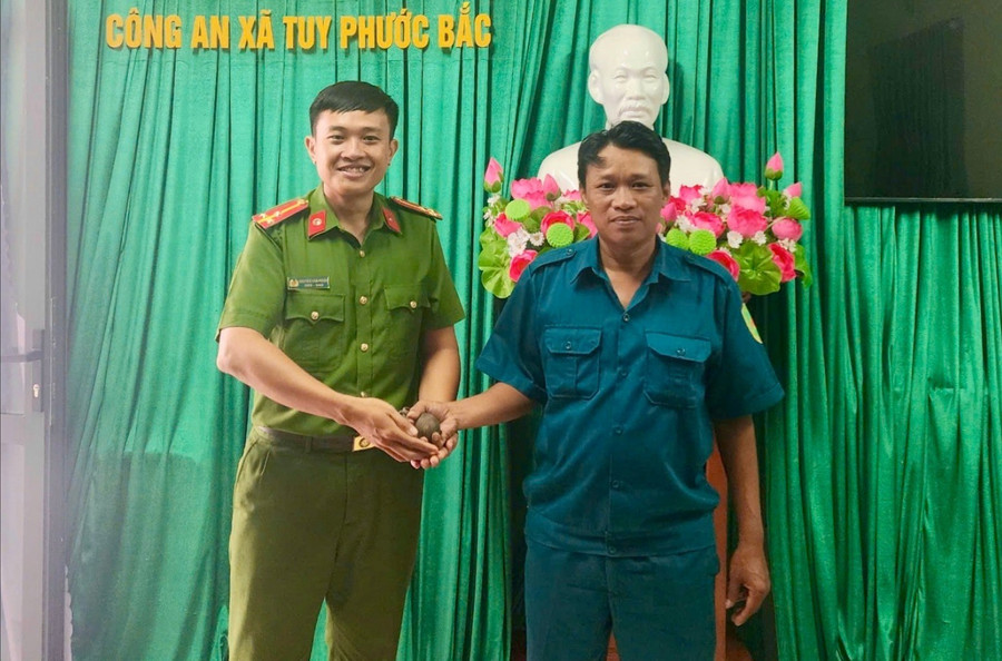 Giao lựu đạn cho CA. Ảnh: N.M 18ed8ac7-e81a-477b-ab84-f32308fc0a68-1247.jpg