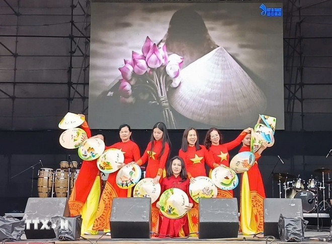 Đoàn Việt Nam biểu diễn tiết mục văn nghệ truyền thống trong khuôn khổ Hội chợ Du lịch Quốc tế lần thứ 18 (FITVEN 2025) tại Venezuela. Ảnh: TTXVN phát