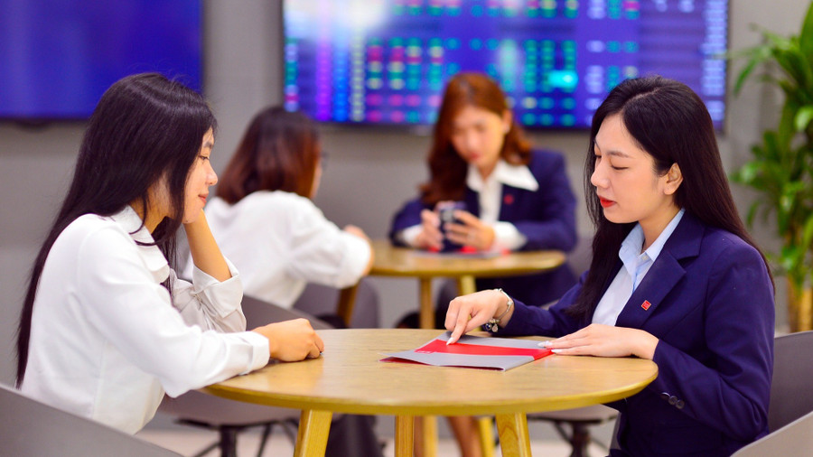 Dòng tiền vào chứng khoán sôi động thể hiện tâm lý tích cực của nhà đầu tư. Ảnh: QUANG ĐỊNH/TTO 1-1011.jpg