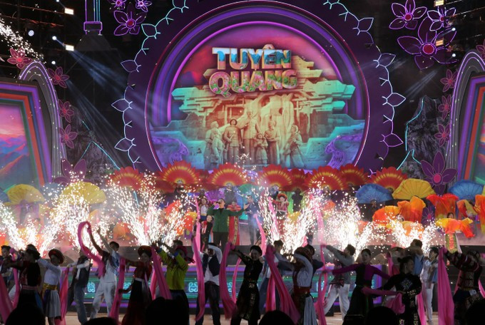 Các tiết mục nghệ thuật chào mừng Lễ hội Hoa Tam giác mạch lần thứ XI.