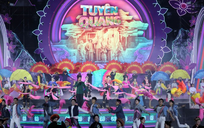 Các tiết mục nghệ thuật chào mừng Lễ hội Hoa Tam giác mạch lần thứ XI.