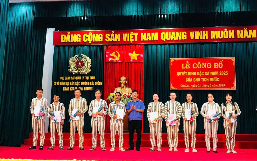 Trao quyết định đặc xá cho các phạm nhân dịp 30-4. Ảnh: THIÊN DI 1-8734.jpg