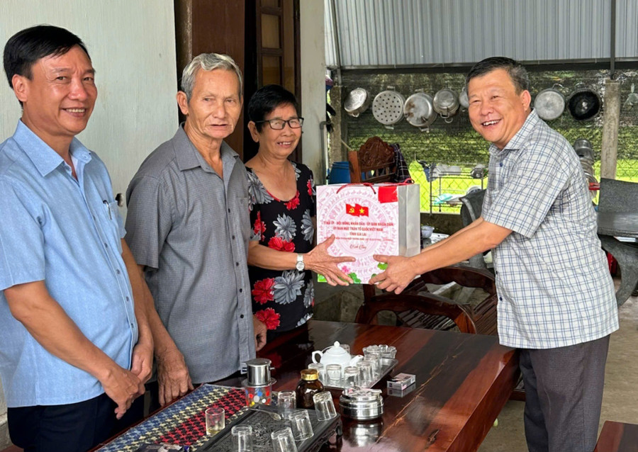Trao quà cho thương binh Trần Thị Loan (ở thôn Phú Khương, xã Ân Tường). Ảnh: NHẬT HẠ eb3a9756-da6a-4b97-bf58-1dec4476b133-6131.jpg