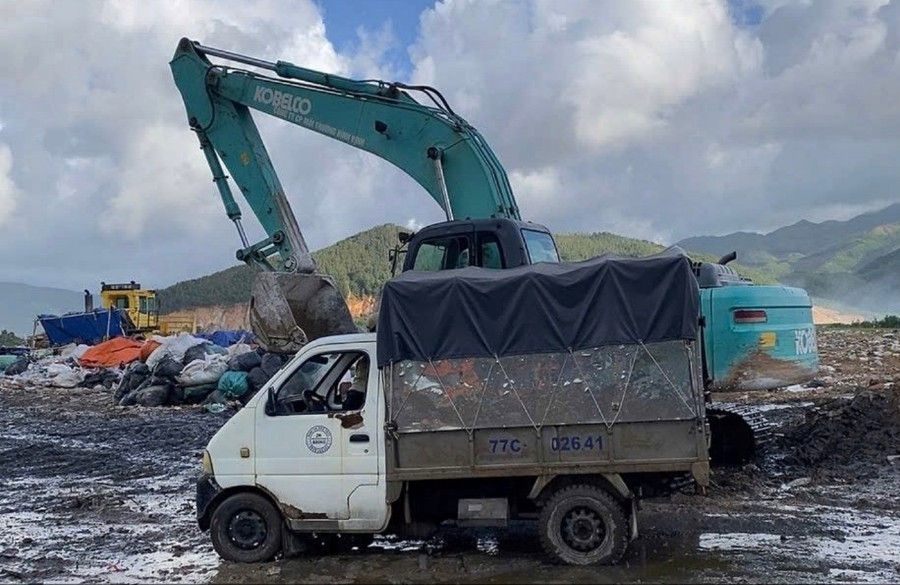 Cơ quan chức năng tiến hành tiêu hủy. Ảnh: ĐVCC 2-6952.jpg