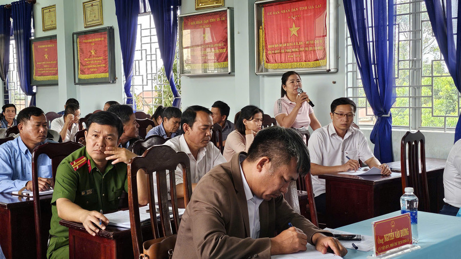 מצביעי קומונה צ'ו סה הציגו המלצות בפגישה. צילום: My Duc cu-tri-kien-nghi.jpg