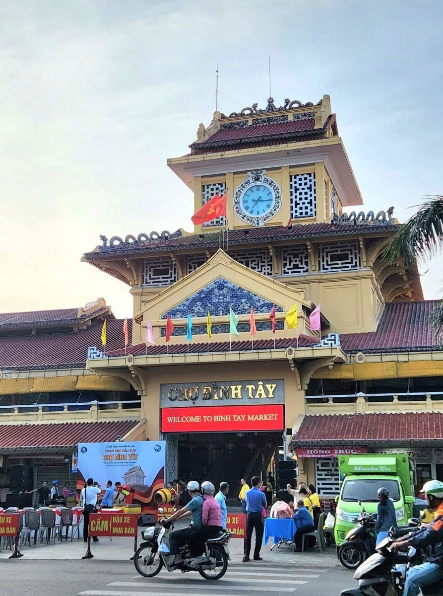Chợ Bình Tây là công trình kiến trúc cổ mang tính văn hóa, lịch sử cao nên từ lâu đã trở thành một trong những điểm tham quan du lịch nổi tiếng ở TP Hồ Chí Minh.