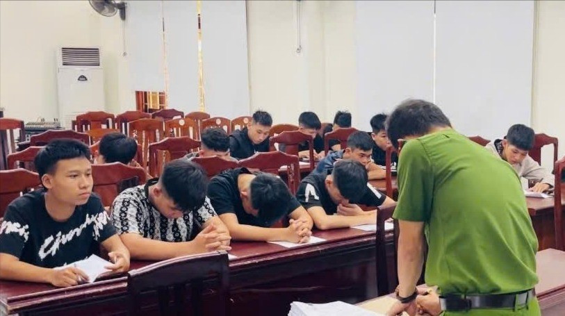 Các đối tượng tại cơ quan Công an. Ảnh: Nhĩ Khang khoi-to-cac-doi-tuong-6919.jpg