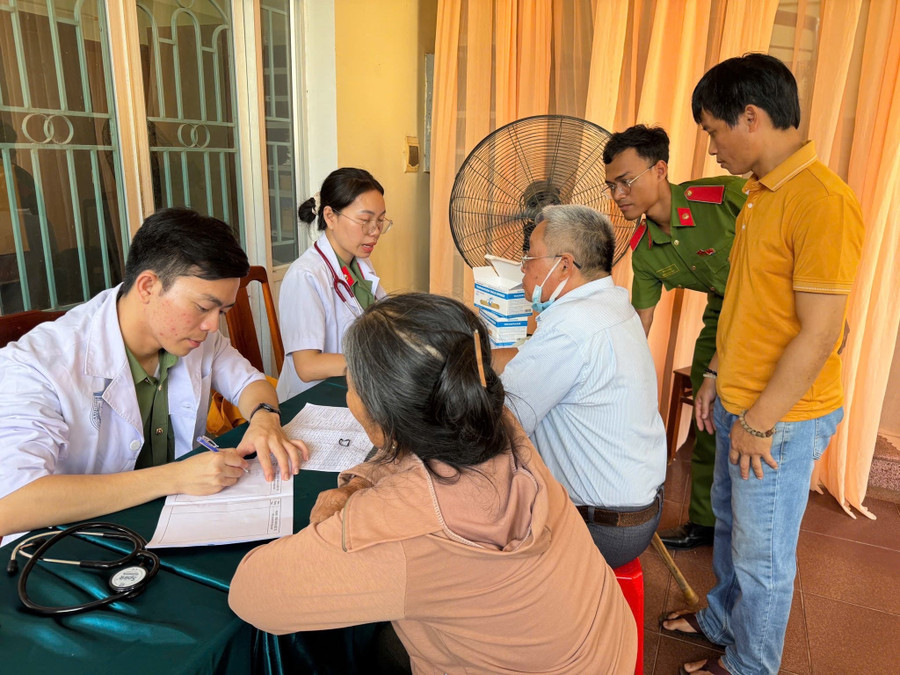 Đoàn công tác khám bệnh cho bà con ở xã Tây Sơn. Ảnh: T.L e2c76fe41cd8aa86f3c9.jpg