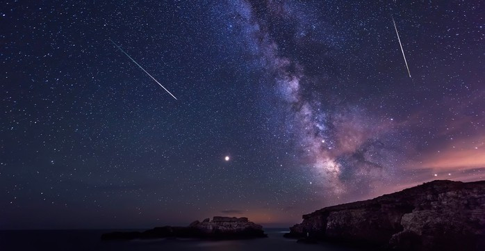 Mưa sao băng Perseids. Ảnh: Bảo tàng lịch sử tự nhiên Mỹ perseids-over-black-sea-bulgaria.jpg