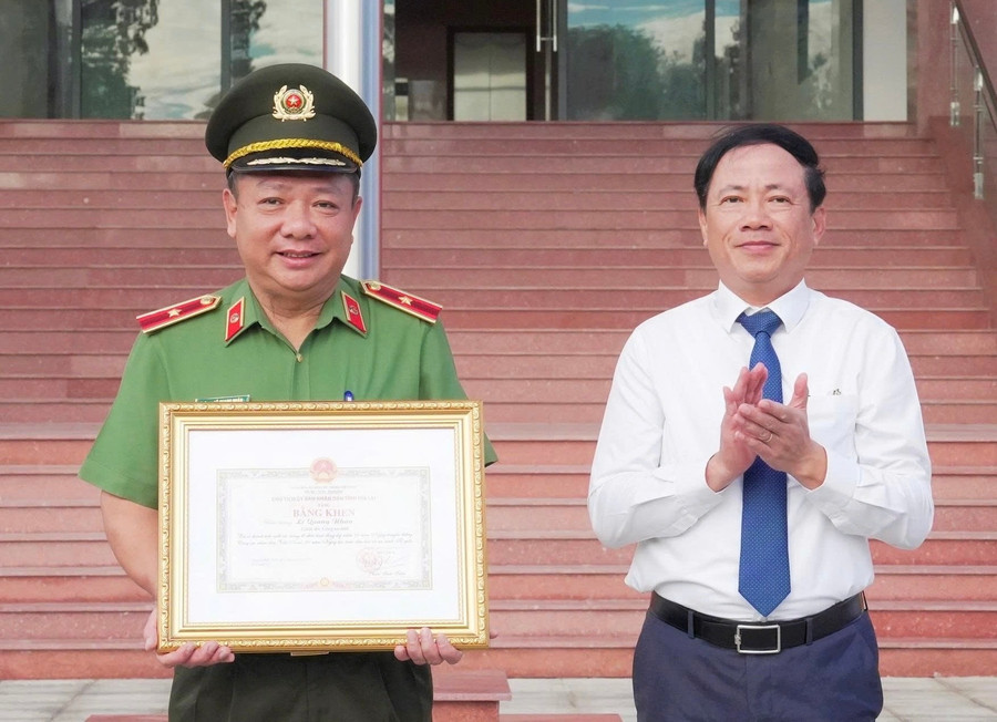 Đồng chí Phạm Anh Tuấn, Phó Bí thư Tỉnh ủy, Chủ tịch UBND tỉnh trao bằng khen cho Công an tỉnh Gia Lai. Ảnh: Đình Đức 2.jpg