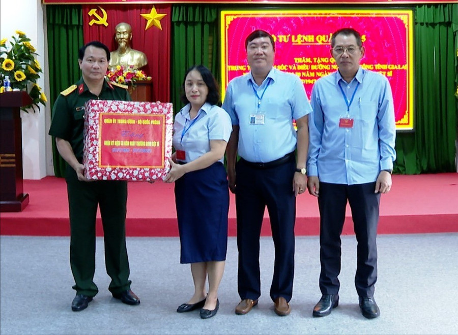 Đại tá Mai Kim Bình trao quà của Quân ủy Trung ương, Bộ Quốc phòng cho lãnh đạo Trung tâm Chăm sóc và điều dưỡng người có công tỉnh. Ảnh: Thành Phúc hinh-2-932.jpg