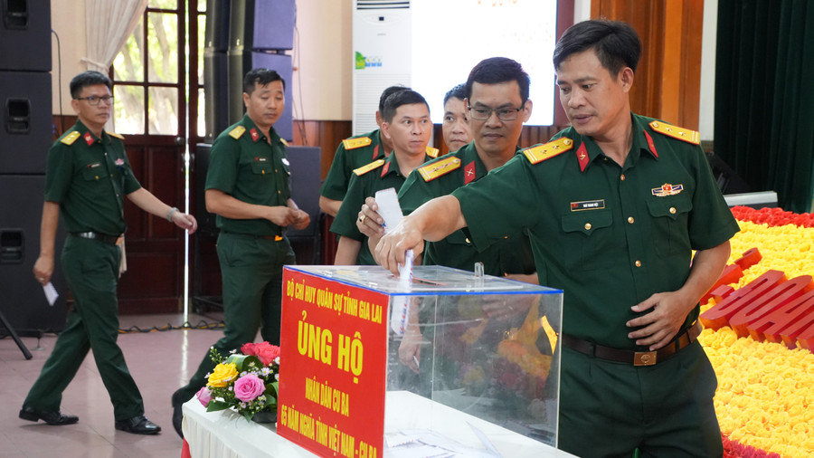 Cán bộ thuộc Bộ CHQS tỉnh tham gia chương trình ủng hộ nhân dân Cuba. Ảnh: Đức Dũng 3.jpg