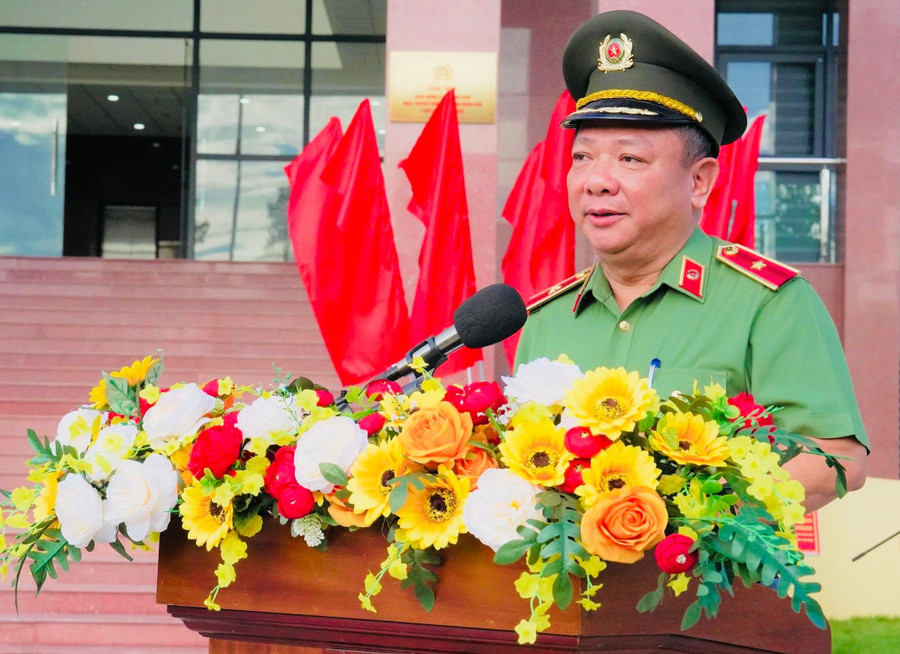 Giám đốc công an tỉnh biểu dương cán bộ, chiến sĩ tại lễ chào cờ. Ảnh: Đình Đức 3.jpg