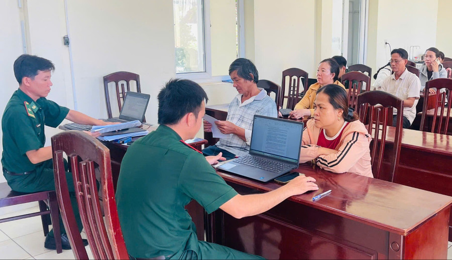 Cán bộ Đồn Biên phòng Mỹ An tuyên truyền, hướng dẫn và giải thích vướng mắc cho ngư dân khi hành nghề trên biển. Ảnh: Thanh Bình phong-chong-iuu-2202.jpg