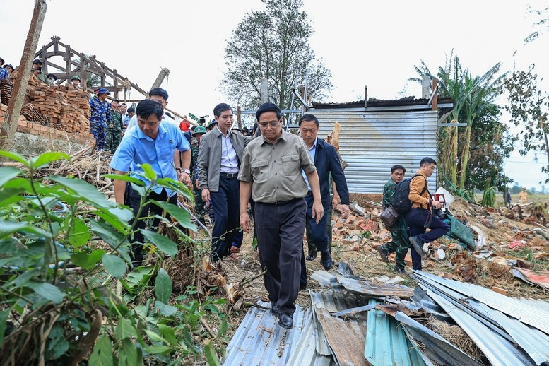 Thủ tướng Phạm Minh Chính thăm, động viên 09 hộ gia đình có nhà bị sập hoàn toàn do mưa lũ tại thôn Phú Hữu, xã Hòa Thịnh - Ảnh: VGP/Nhật Bắc