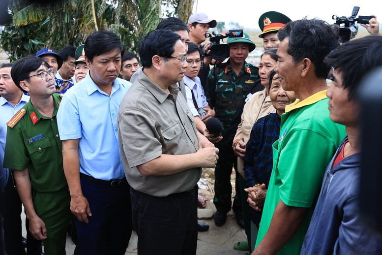 Thủ tướng Phạm Minh Chính thăm, động viên bà con nhân dân thôn Phú Hữu, xã Hòa Thịnh - Ảnh: VGP/Nhật Bắc