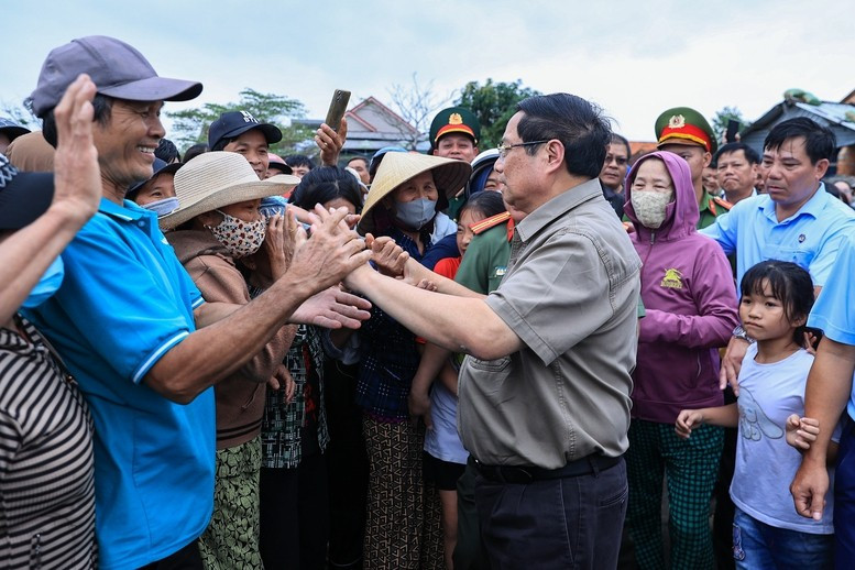 Thủ tướng Phạm Minh Chính với bà con nhân dân thôn Phú Thứ, xã Tây Hòa - Ảnh: VGP/Nhật Bắc