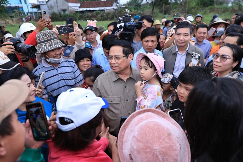 Thủ tướng Phạm Minh Chính thăm, động viên bà con nhân dân thôn Phú Thứ, xã Tây Hòa - Ảnh: VGP/Nhật Bắc