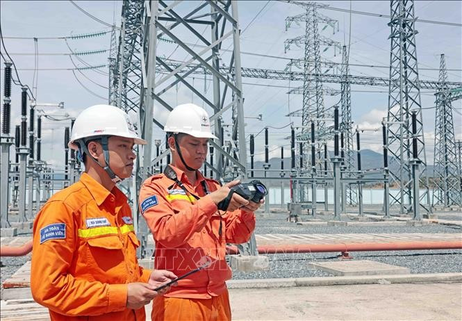 Cán bộ ngành điện giám sát trạm biến áp. Ảnh: Trần Việt/TTXVN
