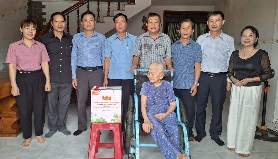 Trao quà cho mẹ Việt Nam anh hùng Trần Thị Bá (ở thôn Liên Hội, xã Ân Tường). Ảnh: NHẬT HẠ 6acfcb73-6d01-4aa6-9d57-ca56dd068739-1777.jpg