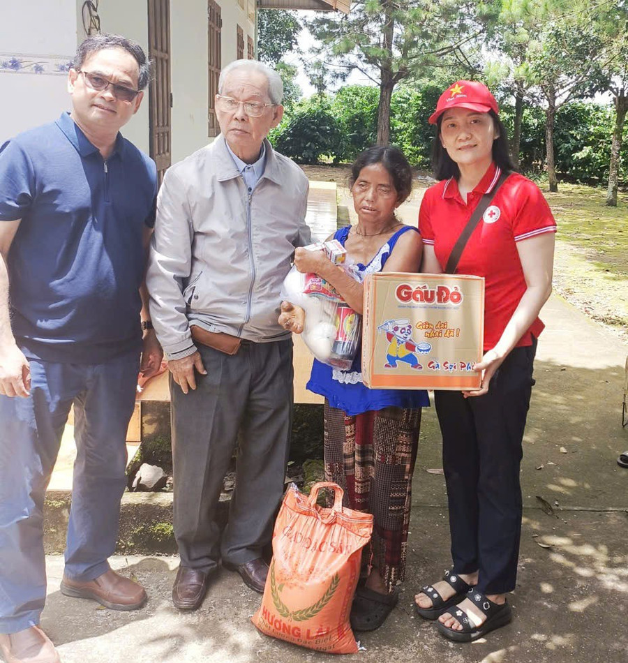 Đoàn công tác tặng quà cho bệnh nhân phong thôn Tây Hồ, xã Bàu Cạn. Ảnh Lê Hạnh doan-cong-tac-tang-qua-cho-benh-nhan-phong-thon-tay-ho-xa-bau-can-1.jpg