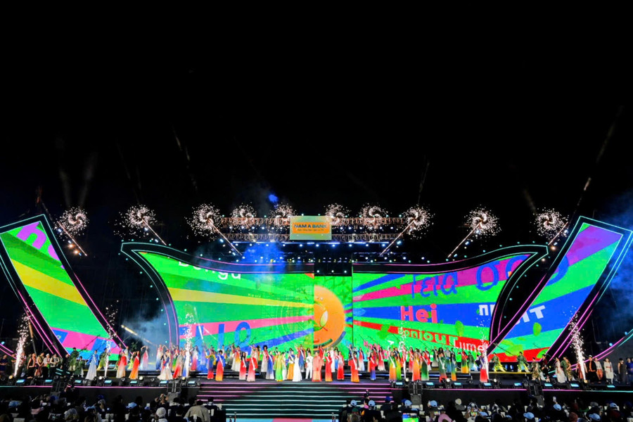 Đêm khai mạc Lễ hội Trà quốc tế có sự góp mặt nhiều ca sĩ, nghệ sĩ nổi tiếng.