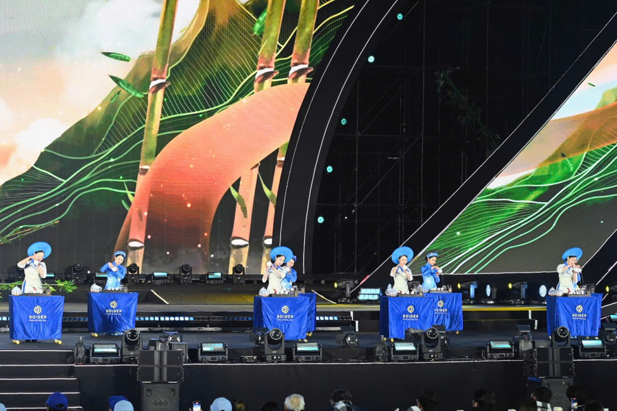 Các trà nương biểu diễn cách pha trà theo phong cách Việt tại đêm khai mạc.