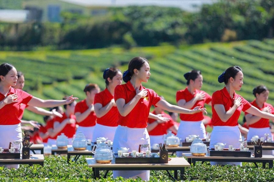 1.111 trà nương biểu diễn cách pha trà để xác lập kỉ lục Việt Nam.