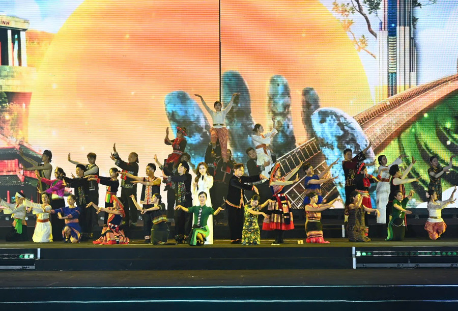 Chương trình nghệ thuật còn nhắm đến tôn vinh tinh thần tự hào dân tộc của người Việt.