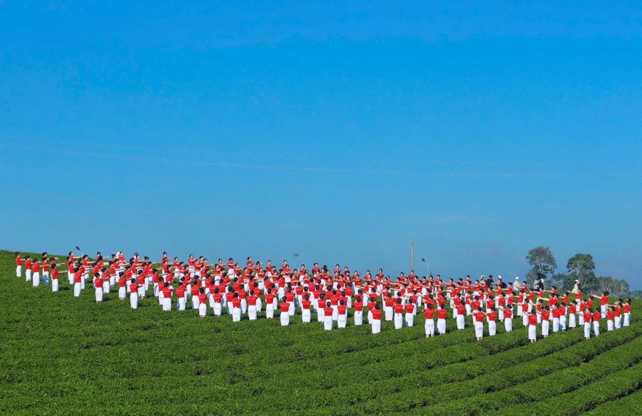 Tiết mục “Vũ khúc thanh tâm trà” với 1.111 trà nương pha trà và dâng trà theo phong cách “Việt trà thức” đông nhất tại một địa điểm ở Lâm Đồng.