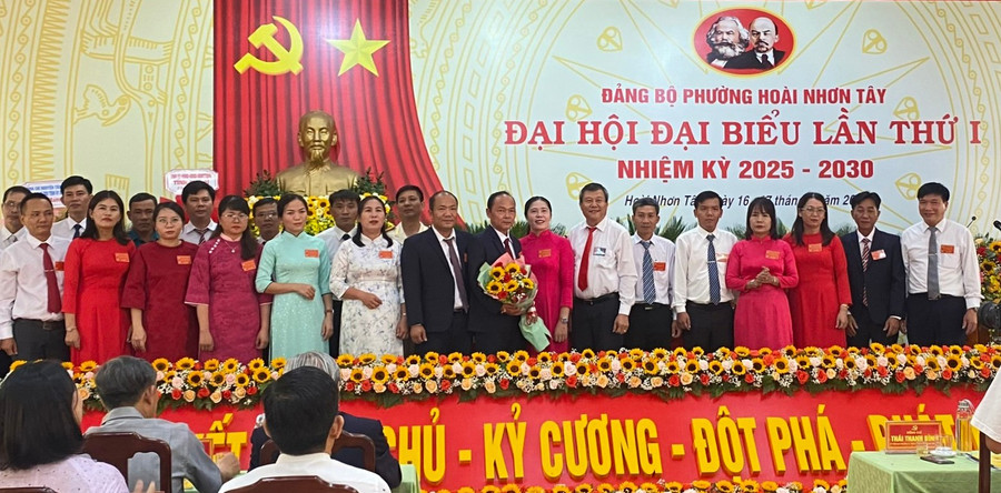 Ban Chấp hành Đảng bộ phường Hoài Nhơn Tây khóa I. Ảnh: Văn Vỹ 1.jpg