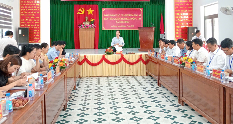 ទិដ្ឋភាពនៃកិច្ចប្រជុំការងារនៅឃុំអានលួង។ រូបថត៖ ង៉ោ សួង a1.jpg