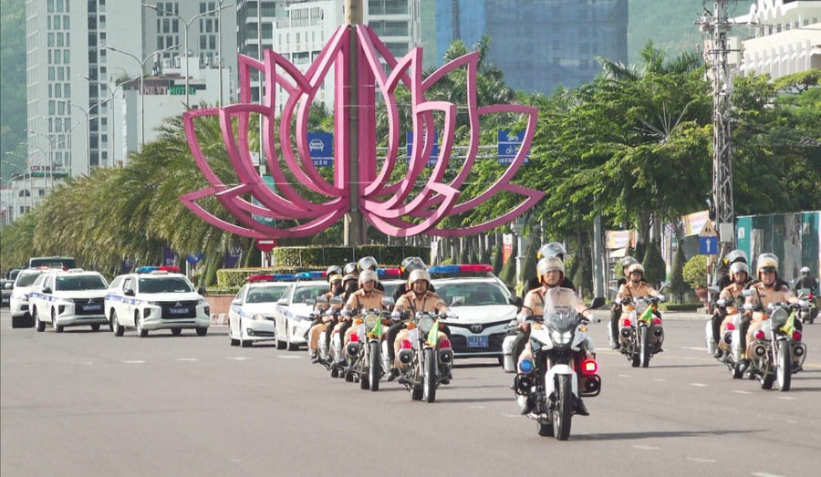 Lực lượng Cảnh sát giao thông xuất quân thực hiện nhiệm vụ. Ảnh: Minh Ngọc luc-luong-csgt-xuat-quan-tong-kiem-tra-xu-ly-vi-pham-5023.jpg