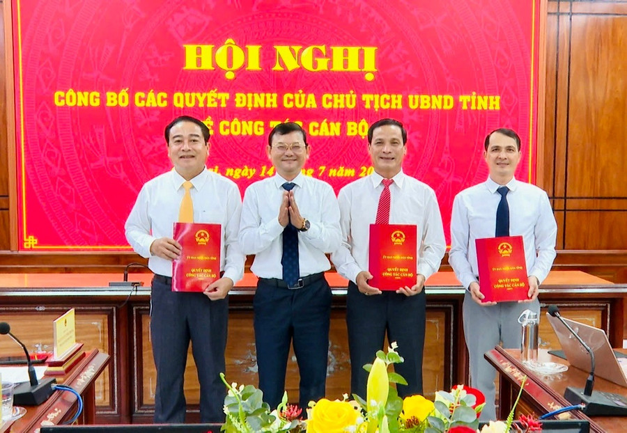 អនុប្រធានគណៈកម្មាធិការប្រជាជនខេត្ត លោក Nguyen Tu Cong Hoang បានបង្ហាញសេចក្តីសម្រេចតែងតាំងអនុប្រធានក្រុមប្រឹក្សាគ្រប់គ្រងតំបន់សេដ្ឋកិច្ចខេត្ត។ រូបថត៖ Binh Duong hinh-2.jpg