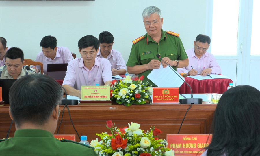 Đại biểu giải trình, làm rõ một số ý kiến của đoàn công tác. Ảnh: Minh Ngọc cac-dai-bieu-tham-gia-giai-trinh-lam-ro-mot-so-y-kien-cua-doan-cong-tac-9904.jpg