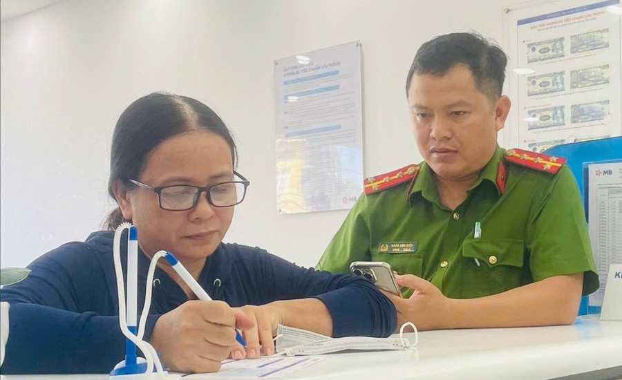 Công an phường Quy Nhơn Bắc hỗ trợ bà Nguyễn Thị Hạnh chuyển trả lại tiền. Ảnh: Thành Long ho-tro-nguoi-dan-1285.jpg