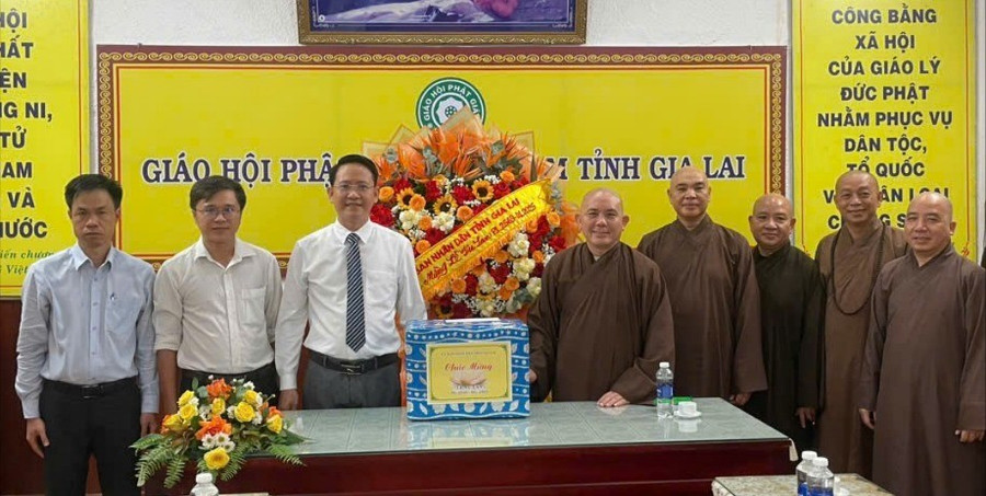 Ông Phan Đỗ Minh Thanh Anh - Phó Giám đốc Sở Dân tộc và Tôn giáo (thứ 3 từ trái sang) trao lẵng hoa chúc mừng Ban Trị sự Giáo hội Phật giáo Việt Nam tỉnh nhân dịp Đại lễ Vu lan Phật lịch 2569. Ảnh: Phước Đặng ong-phan-do-minh-thanh-anh-pho-giam-doc-so-dan-toc-va-ton-giao-tinh-gia-lai-thu-3-tu-trai-sang-tham-chuc-mung-ban-tri-su-ghpgvn-tinh-gia-lai-1476.jpg