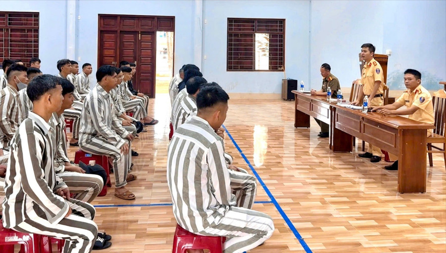 Cán bộ Phòng Cảnh sát giao thông (Công an tỉnh Gia Lai) tuyên truyền pháp luật về an toàn giao thông cho phạm nhân tại Trại giam Gia Trung. Ảnh: Ánh Tuyết img-6061-2313.jpg