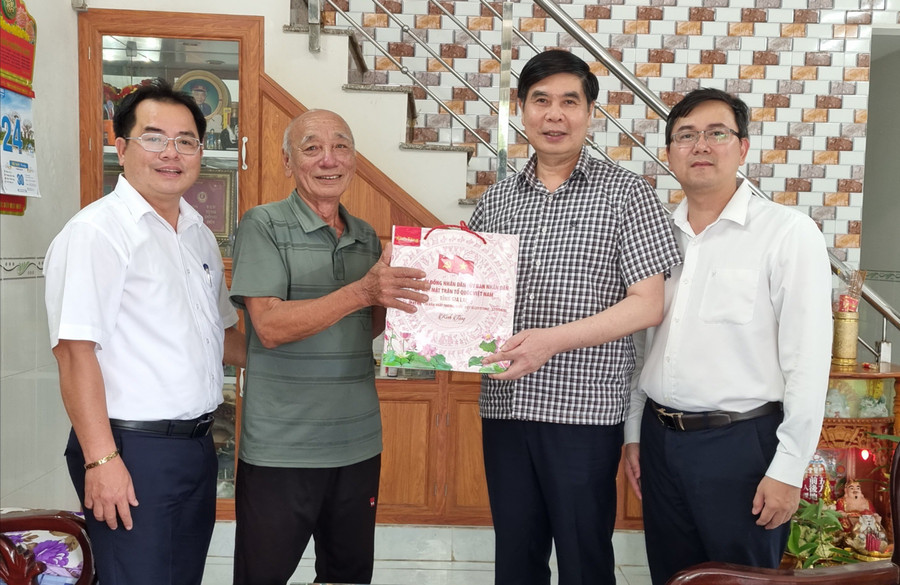 Phó Chủ tịch UBND tỉnh Lâm Hải Giang (thứ hai từ phải sang) tặng quà cho thương binh Huỳnh Thạnh (ở thôn Nhơn Phước). Ảnh: CÔNG NÃNG 20250724-154606-9507.jpg
