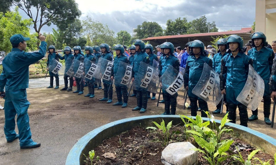 Kompaniets militära befäl tilldelade uppgifter till den mobila milisstyrkan. Foto: V.Hoang luc-luong-co-dong-4539.jpg