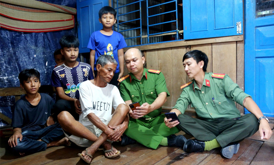 Hướng dẫn người dân kích hoạt tài khoản VNeID mức độ 2. Ảnh: Ánh Tuyết img-185602-0-1363.jpg