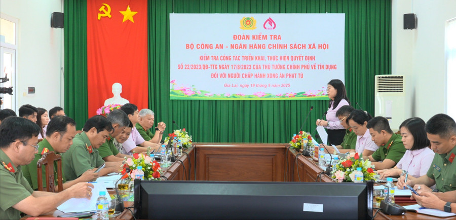 Đoàn công tác thông báo kết luận tại buổi làm việc. Ảnh: Minh Ngọc hinh-anh-buoi-ket-luan-cua-doan-kiem-tra-viec-trien-khai-thuc-hien-quyet-dinh-so-22-cua-thu-tuong-chinh-phu-1263.jpg