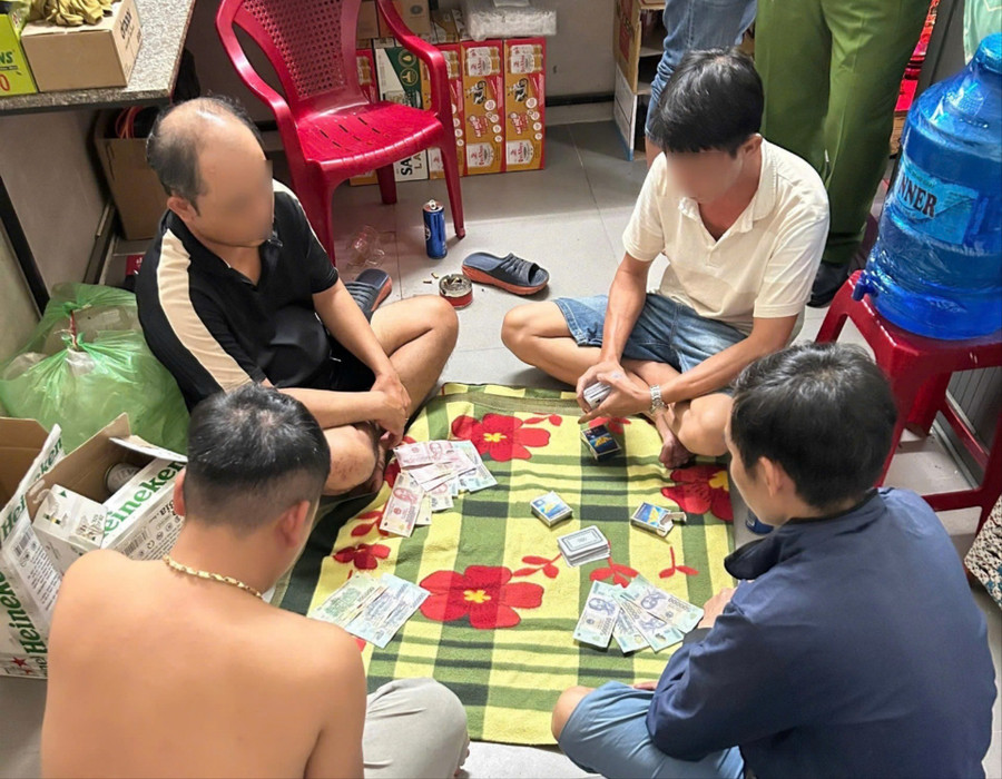 Công an phường Bình Định bắt quả tang các đối tượng đang đánh bạc. Ảnh: ĐVCC xoa-o-co-bac-1861.jpg