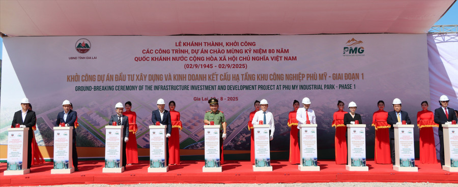 Lãnh đạo tỉnh và chủ đầu tư nhấn nút khởi công Khu công nghiệp Phù Mỹ giai đoạn 1. Ảnh: Quân Dương lanh-dao-tinh-cung-chu-dau-tu-nhan-nut-khoi-cong-kcn-phu-my-giai-doan-1-9977.jpg