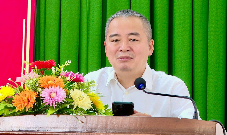អនុប្រធានរដ្ឋសភា Nguyen Lan Hieu ជួបសន្ទនាជាមួយអ្នកបោះឆ្នោត។ រូបថត៖ Binh Duong hinh-3.jpg